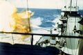 Корабль USS Colorado стреляет по японским позициям возле атолла Tarawa, острова Гилберта, в конце ноября 1943 г.