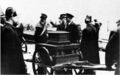Церемония вручения боевого флага, 22 апреля 1934 г. Футляр с боевым флагом крейсера Luigi Cadorna установлен на орудийный передок лафета для доставки на корабль.