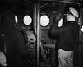 Вахтенный офицер USS Cuttlefish определяет азимут в рубке, 09.06.1943