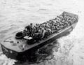 'LCVP 18 перевозит войска с USS Darke (APA-159) на Окинаву 14 апреля 1945 г.