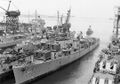 Установка различного оборудования на эсминец USS DD-866 Cone (1945) - башни с орудиями 127 мм временно прикрыты коробом