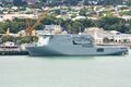Пришвартованный HMNZS Canterbury.