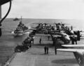 Американские бомбардировщики В-25 на палубе авианосца USS Hornet на пути в Японию. На фото также виден эсминец USS Gwin и (вдалеке) легкий крейсер USS Nashville.