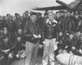Подполковник Джеймс Дулиттл с экипажами бомбардировщиков B-25, отобранными для исторического бомбардировочного рейда на Японию. В руках Дулиттла японская медаль.