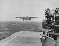 Бомбардировщик B-25 взлетает с палубы авианосца USS Hornet во время Рейда Дулиттла.