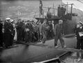 Пленные немцы покидают HNLMS O 21 в Гибралтаре, ноябрь 1941-го года