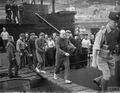 Пленные немцы покидают HNLMS O 21 в Гибралтаре, ноябрь 1941-го года