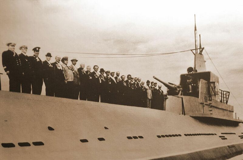 Файл:Ekipazh-k-21-na-bortu-lodki-vo-vremya-otkrytiya-muzeya.jpg