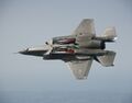 F-35A с открытыми внутренними подвесами.