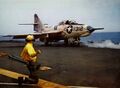 F9F-8 Cougar эскадрильи VA-76 взлетает с палубы USS Forrestal