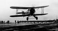 Fairey Flycatcher совершает посадку на палубу авианосца