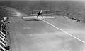 Fairey Flycatcher совершает посадку на палубу авианосца