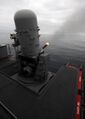 Mark 15 Phalanx CIWS ведет огонь по воздушной цели