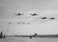 Группа Ryan FR-1 Fireball пролетает перед кинооператором. Полет производится при помощи реактивных двигателей, а винты зафлюгированы.