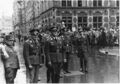 Генерал авиации Фридрих Кристиансен (третий слева) находится в Гааге в сопровождении высокопоставленных немецких офицеров.