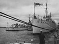 HMAS Australia в гавани Мельбурна (на заднем плане - HMAS Culgoa и HMAS Arunta, 4 апреля 1947 года).