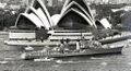 HMAS Vampire (1956) на фоне Сиднейского оперного театра