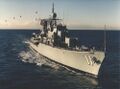 Последний выход в море HMAS Vampire (1956) как учебного корабля. На мачте поднят «вымпел списываемого корабля», поддерживаемый воздушными шарами