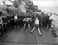 Боксерский поединок на борту HMS Anson. Чайки на башне "A" тоже, видимо, любят спорт. Август 1942.