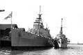 HMS Apollo (справа) рядом с HMS Gambia.