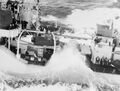 HMS Dainty (1950) получает топливо в штормовую погоду от флотского танкера RFA Wave Master в Бискайском заливе, 12 января 1957 года