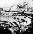 Вид на мостик HMS Dainty (1950) с борта американского крейсера во время учений по дозаправке в море, 1961 год
