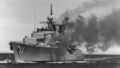 HMAS Vampire (1956) ведет огонь из орудий главного калибра на учениях