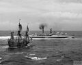 HMS Diamond (1950) проходит мимо корабля-реплики Mayflower II