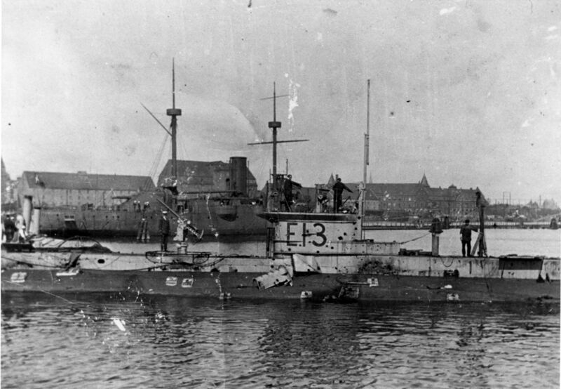 Файл:HMS E13 in dock 1915.jpg