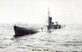 HMS K15 идет на погружение. Офицер с мостика контролирует состояние лодки.