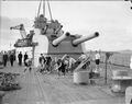 Команда играет в хоккей на палубе крейсера HMS Kent