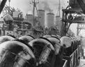 Погрузка мин на HMS Manxman, 1945 г.