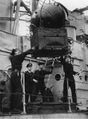 Погрузка мин на HMS Manxman, 1945 г.
