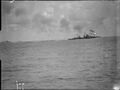 HMS Naiad ведет огонь по авиации