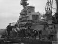 Погрузка вещевого имущества на HMS Ramillies в Ливерпуле, октябрь 1941.