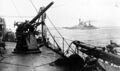 Линейный крейсер HMS Renown на полном ходу, 1916-17 гг. На переднем плане - 76-мм зенитное орудие.