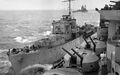 Эскортный миноносец HMS Calpe у борта HMS Renown. Носовая группа 114-мм башен правого борта. На заднем плане линкор HMS Rodney.