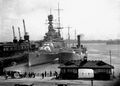 Линейный крейсер HMS Renown и танкер-заправщик в Окланде. Новая Зеландия, 1920 г.