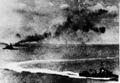 Линкор HMS Prince of Wales (слева) и линейный крейсер HMS Repulse (слева вдалеке) маневрируют под огнем, 10 декабря 1941 г. Снимок сделан с японского самолета.