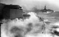 Линейный крейсер HMS Repulse на полном ходу, позади - HMS Hood.