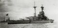 HMS Resolution в середине 1920-х. Хорошо заметен циферблат системы определения дальности по времени, расположенный на прожекторной вышке у грот-мачты. Прожекторы на вышке уже демонтированы.