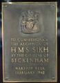 Мемориальная доска эсминцу HMS Sikh от граждан Бекенхема (Лондон, Англия).
