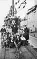 Экипаж лодки HMS Thunderbolt и ее «Веселый Роджер»