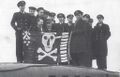 Экипаж лодки HMS Thrasher и ее «Веселый Роджер»