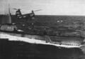 HUP-2 поднимает командующего шестого флота с подводной лодки USS Torsk