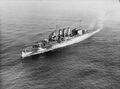 Вид сверху на HMS Suffolk во время патруля в Датском проливе 1941 год.
