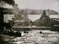 IJN Hatsuse проходит под мостом High Level Bridge в Ньюкасле, Англия.