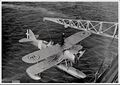 Ro.43 поднимают на борт корабля