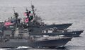Эсминец JS Kurama вид с вертолета во время совместных американо-японских учений