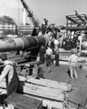 Монтаж 406-мм орудия на линейном корабле USS Iowa, октябрь 1942 г.